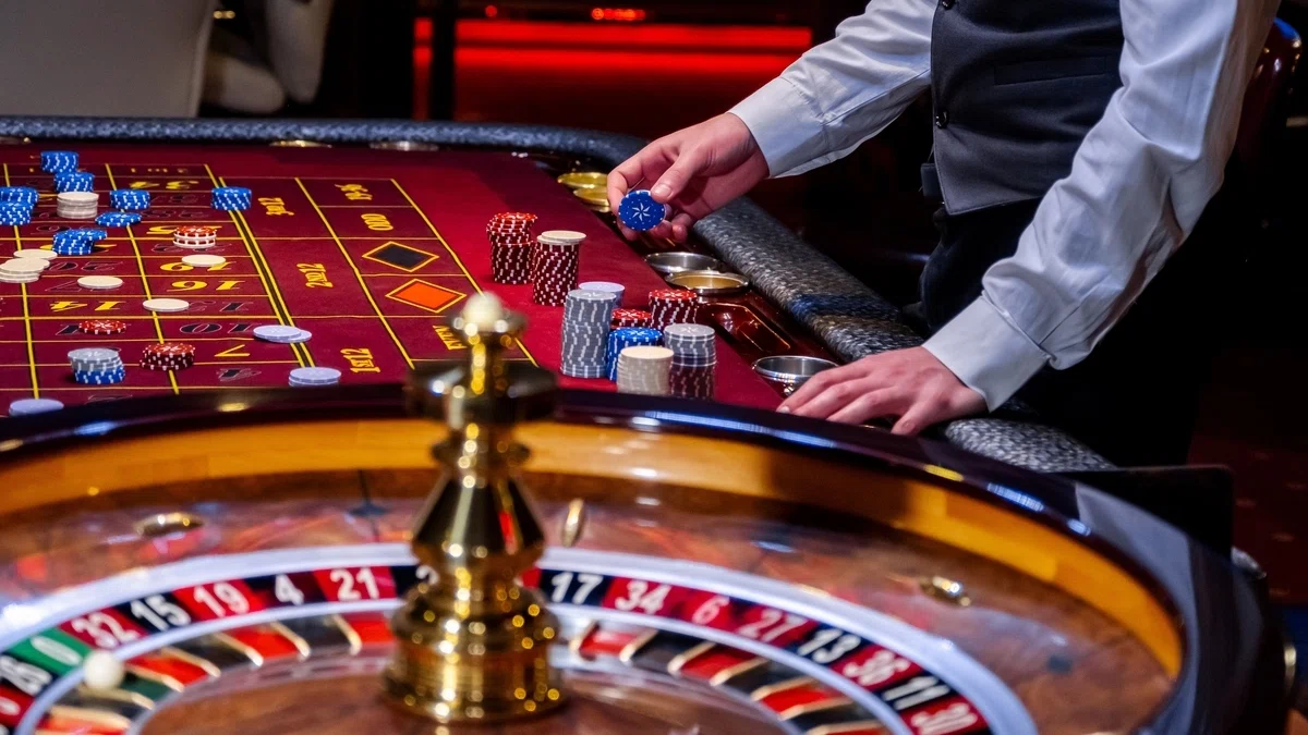 Impact of luck on the D'Alembert roulette bankroll management method