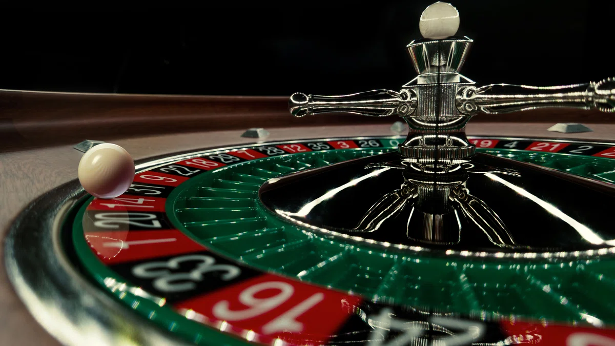 Dozen and column placement against the house advantage in roulette games