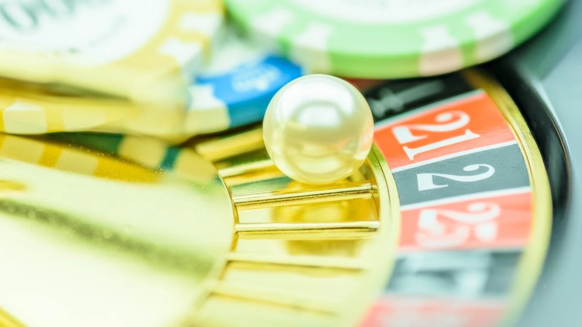 Fibonacci bankroll management system applied to the roulette casino game
