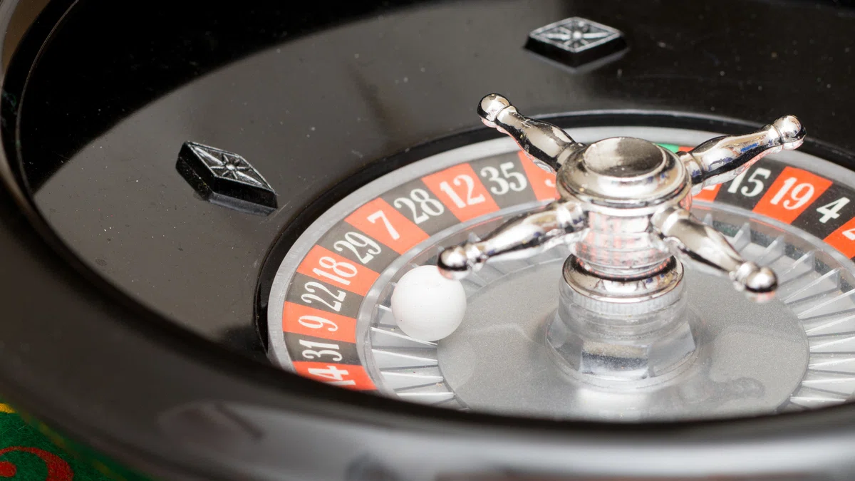 Flat roulette play as a suitable strategy for even odds plays