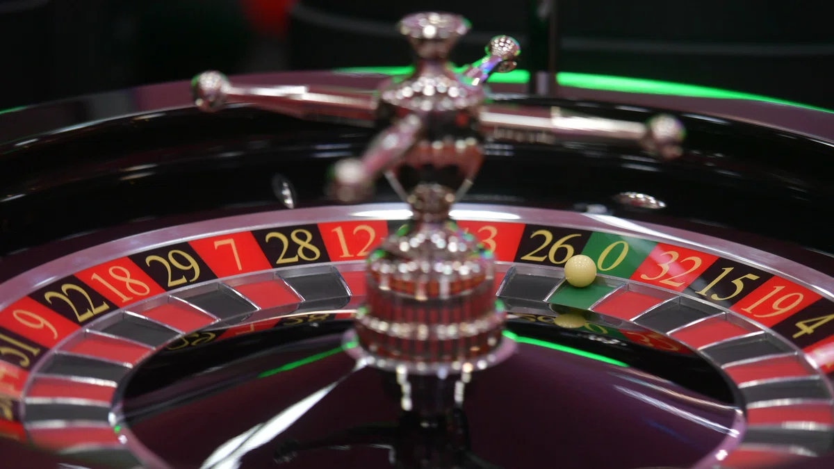 The single 0 of european and french roulette, which can be associated to the en prison roulette rule