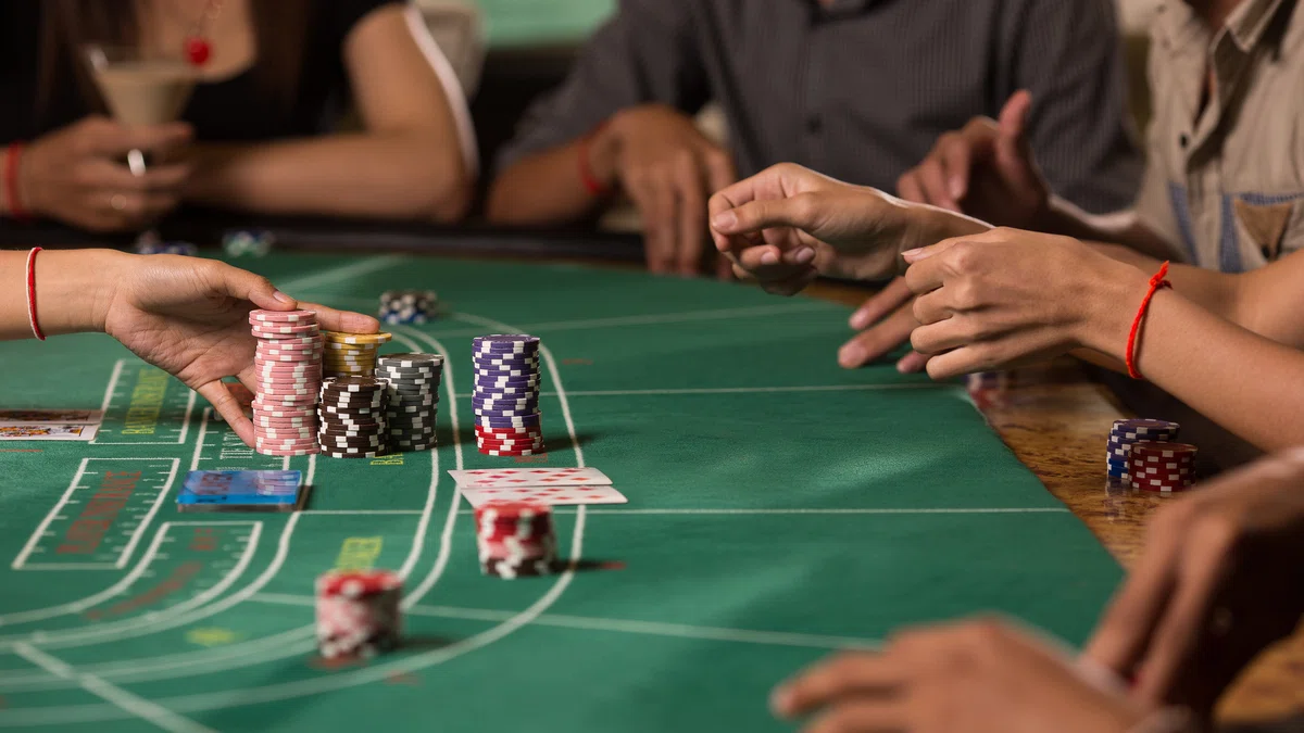 Banker plays on the baccarat social casino game