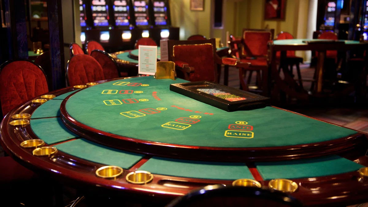 Impact of luck at the table on Fibonacci system for blackjack